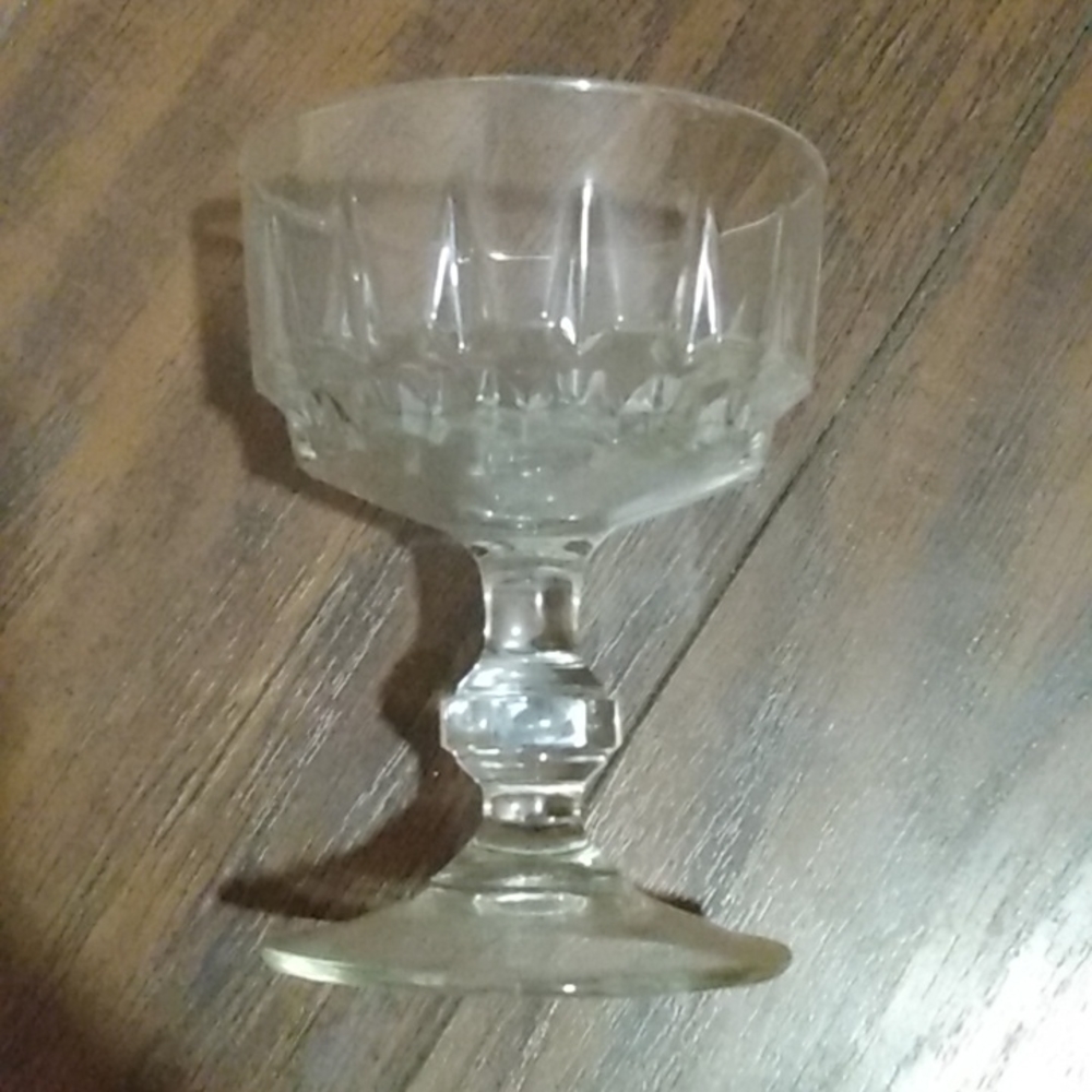 Excellent condition vintage Gatsby style champagne glasses